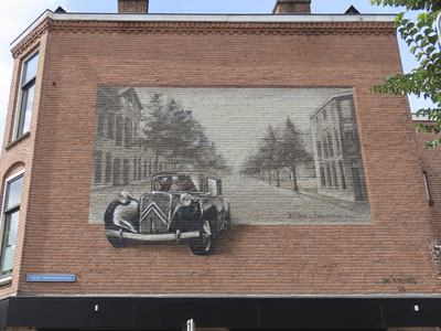 907095 Gezicht op de muurschildering 'Willem v. Noortstraat 1935' van Jan is de Man uit 2023, met frontaal een Citroën ...